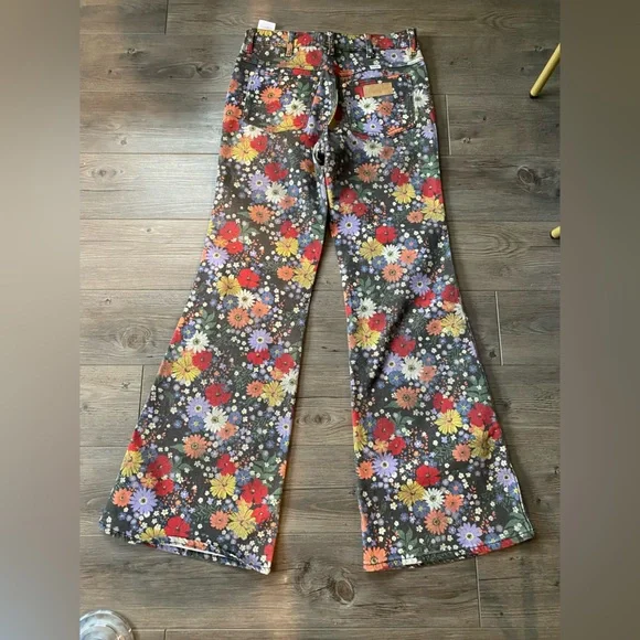 Floral Wrangler Jeans - Picture 6 of 8